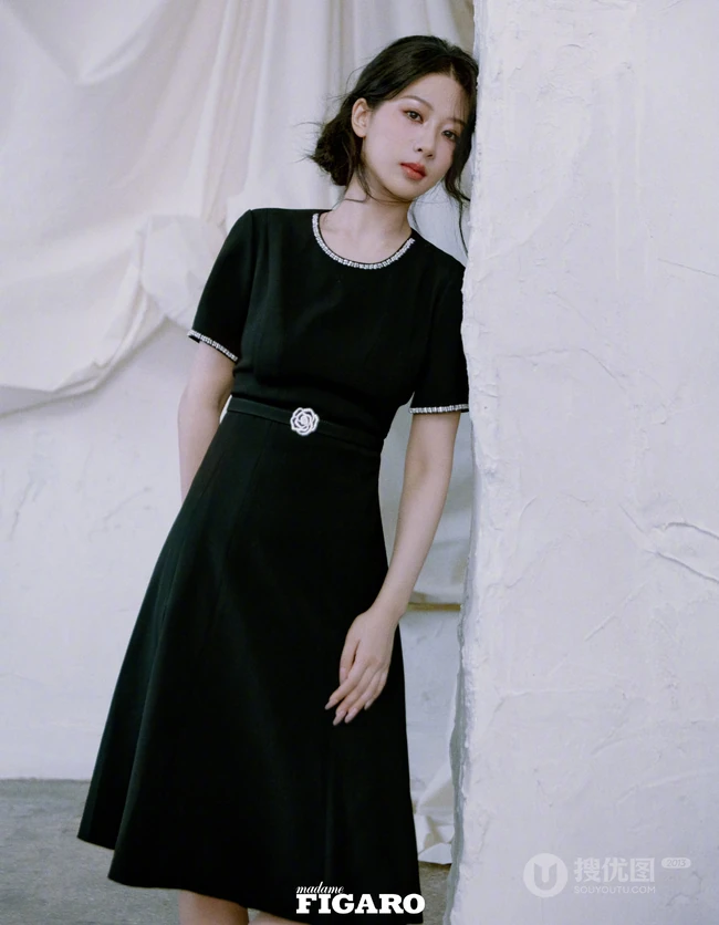 杨紫温柔长辫出镜搭配复古优雅裙装系列尽显气质女生气质写真图集