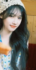 女生宋昕冉戴着可爱围帽加背心长裙边吃美食边拍照可爱甜美写真图集