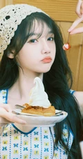 女生宋昕冉戴着可爱围帽加背心长裙边吃美食边拍照可爱甜美写真图集