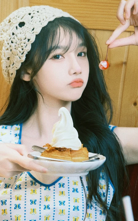 女生宋昕冉戴着可爱围帽加背心长裙边吃美食边拍照可爱甜美写真图集
