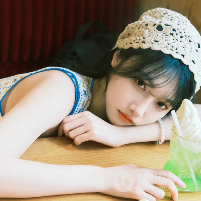 女生宋昕冉戴着可爱围帽加背心长裙边吃美食边拍照可爱甜美写真图集