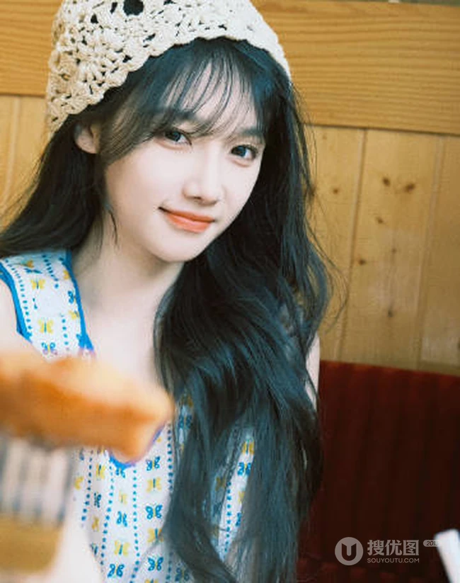 女生宋昕冉戴着可爱围帽加背心长裙边吃美食边拍照可爱甜美写真图集