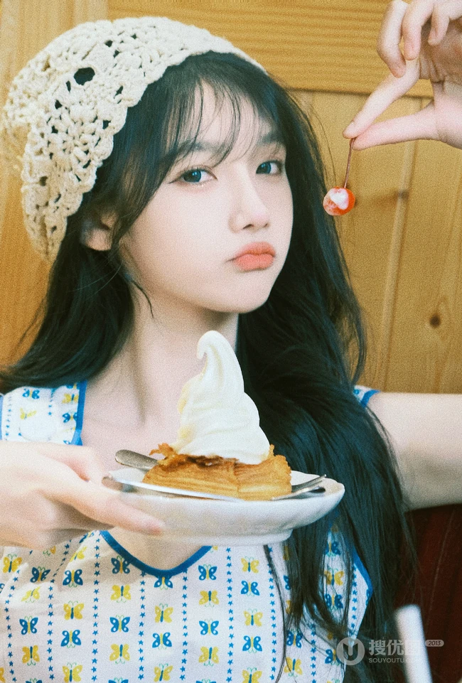 女生宋昕冉戴着可爱围帽加背心长裙边吃美食边拍照可爱甜美写真图集