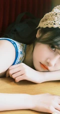 女生宋昕冉戴着可爱围帽加背心长裙边吃美食边拍照可爱甜美写真图集