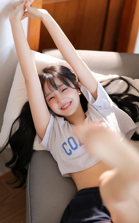大长腿，长相甜美，宛如邻家小妹般的白皙可人女生写真套团