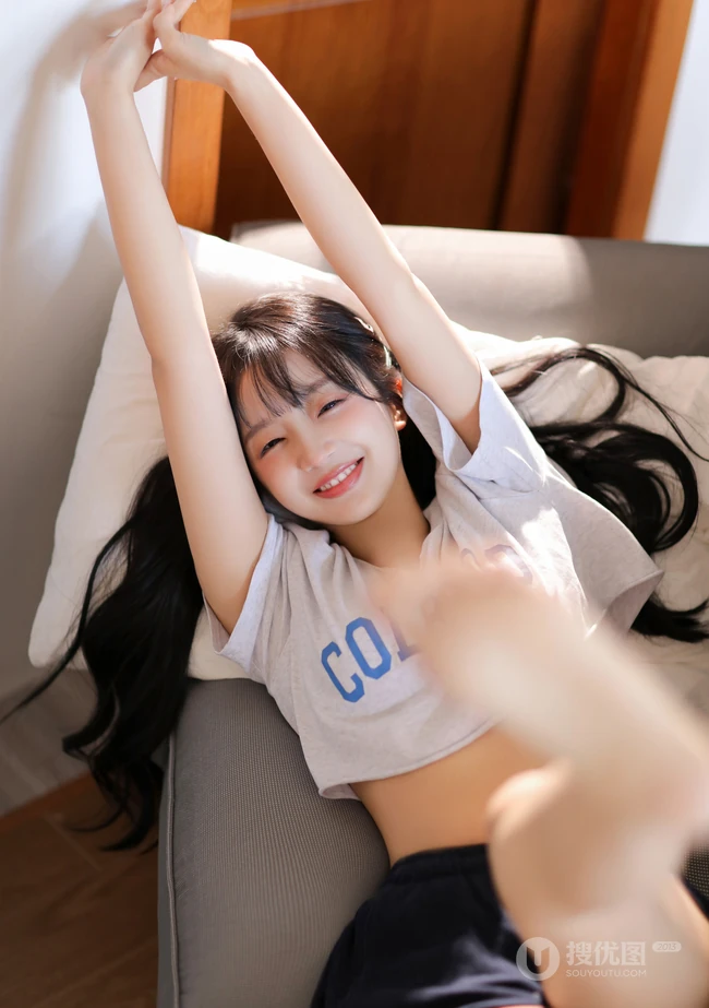 大长腿，长相甜美，宛如邻家小妹般的白皙可人女生写真套团