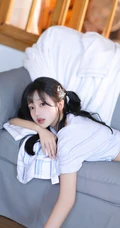 大长腿，长相甜美，宛如邻家小妹般的白皙可人女生写真套团