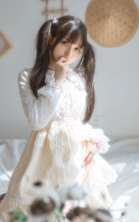 双马尾，娇小可爱日系少女公主裙袜装居家室内写真图集
