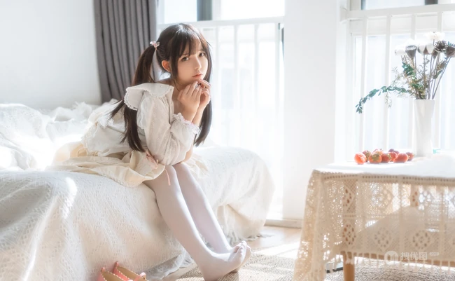 双马尾，娇小可爱日系少女公主裙袜装居家室内写真图集