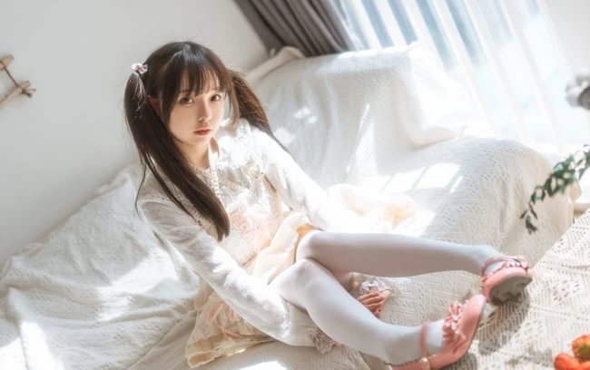 双马尾，娇小可爱日系少女公主裙袜装居家室内写真图集