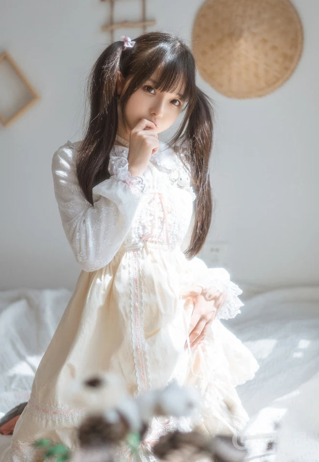 双马尾，娇小可爱日系少女公主裙袜装居家室内写真图集