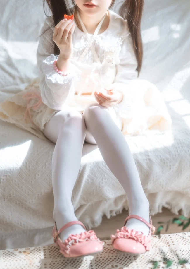 双马尾，娇小可爱日系少女公主裙袜装居家室内写真图集