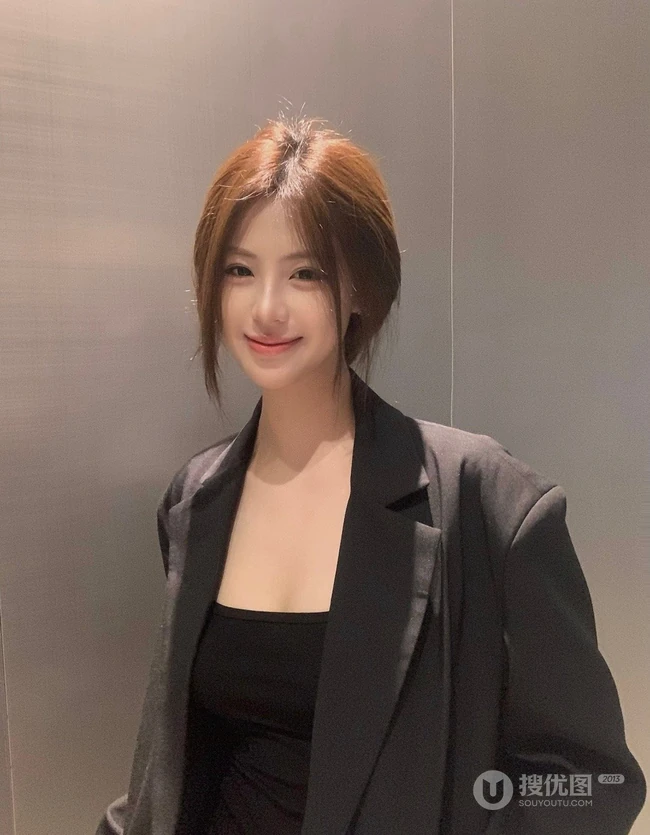 镜头前自信大方的高颜值女生小姐姐生活照图集