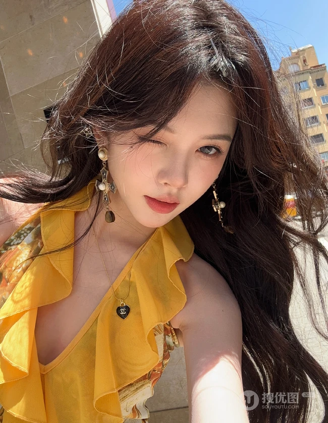 网红女生小姐姐彭十六鹅黄开叉长裙优雅气质街拍美照图集
