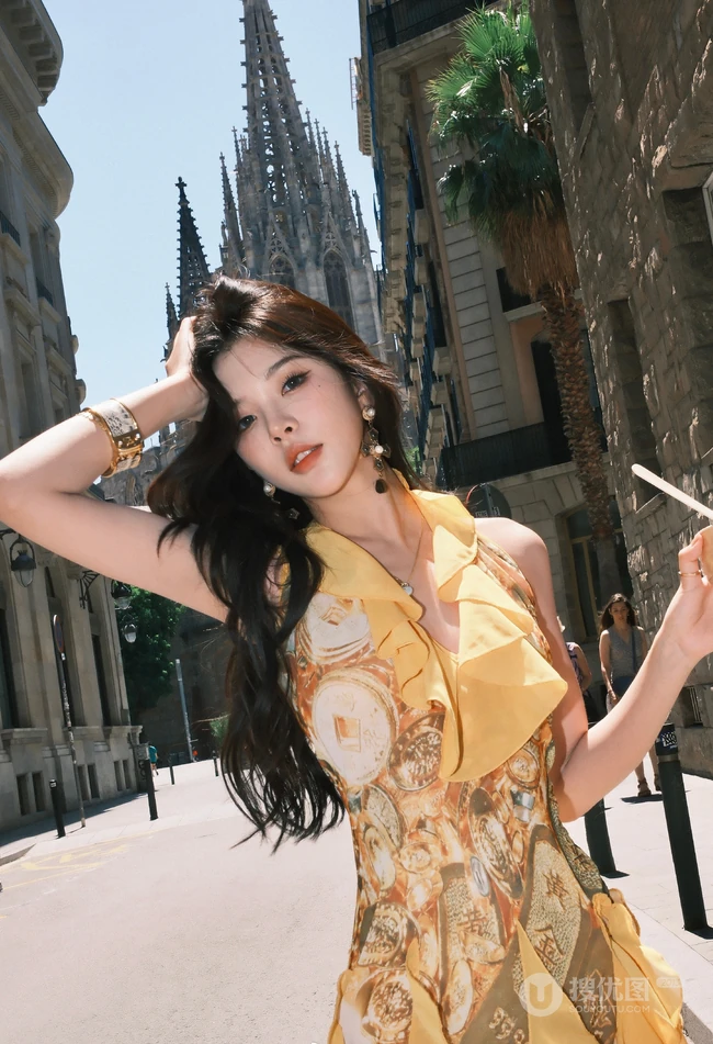 网红女生小姐姐彭十六鹅黄开叉长裙优雅气质街拍美照图集