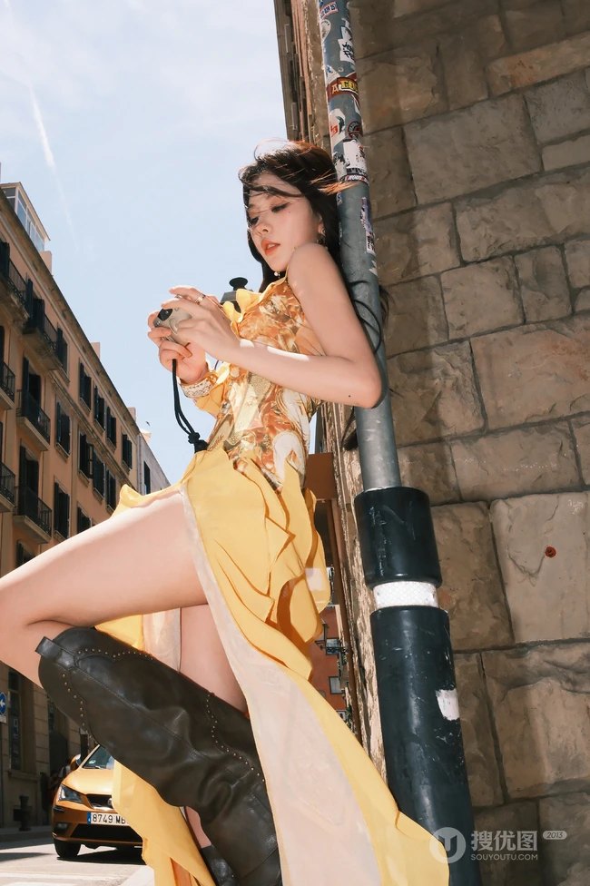 网红女生小姐姐彭十六鹅黄开叉长裙优雅气质街拍美照图集