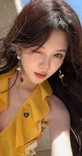 网红女生小姐姐彭十六鹅黄开叉长裙优雅气质街拍美照图集