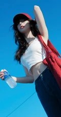背着红色单肩包的高颜值网红女生林木婷子紧身白背心牛仔裤穿搭街拍图集