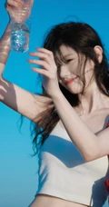 背着红色单肩包的高颜值网红女生林木婷子紧身白背心牛仔裤穿搭街拍图集