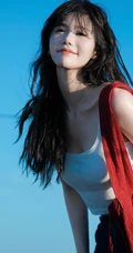 背着红色单肩包的高颜值网红女生林木婷子紧身白背心牛仔裤穿搭街拍图集