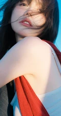 背着红色单肩包的高颜值网红女生林木婷子紧身白背心牛仔裤穿搭街拍图集