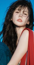 背着红色单肩包的高颜值网红女生林木婷子紧身白背心牛仔裤穿搭街拍图集
