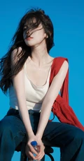 背着红色单肩包的高颜值网红女生林木婷子紧身白背心牛仔裤穿搭街拍图集