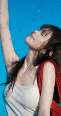 背着红色单肩包的高颜值网红女生林木婷子紧身白背心牛仔裤穿搭街拍图集