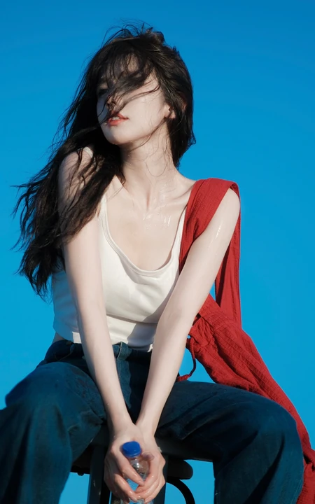 背着红色单肩包的高颜值网红女生林木婷子紧身白背心牛仔裤穿搭街拍图集