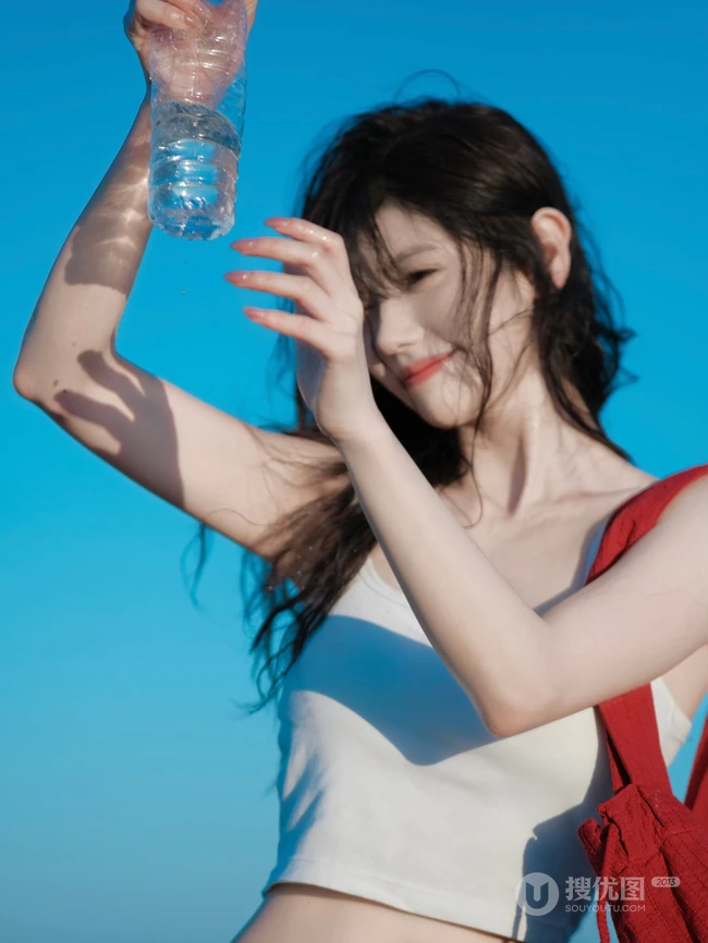 背着红色单肩包的高颜值网红女生林木婷子紧身白背心牛仔裤穿搭街拍图集