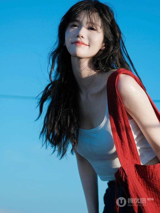 背着红色单肩包的高颜值网红女生林木婷子紧身白背心牛仔裤穿搭街拍图集