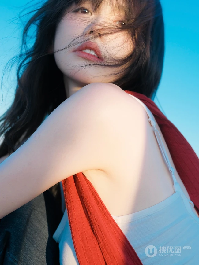 背着红色单肩包的高颜值网红女生林木婷子紧身白背心牛仔裤穿搭街拍图集