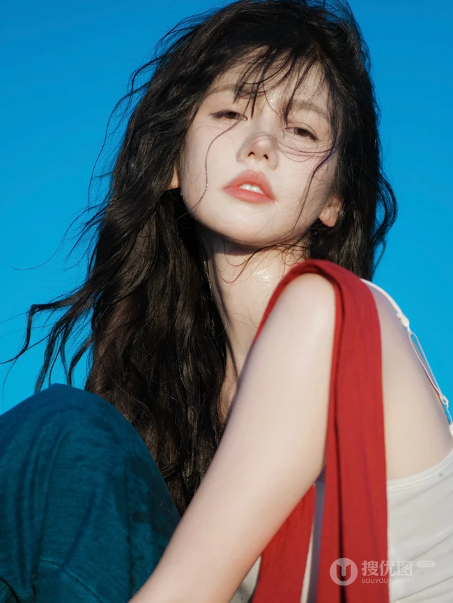 背着红色单肩包的高颜值网红女生林木婷子紧身白背心牛仔裤穿搭街拍图集