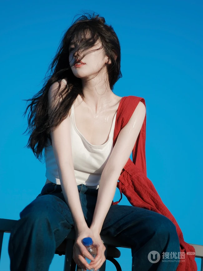 背着红色单肩包的高颜值网红女生林木婷子紧身白背心牛仔裤穿搭街拍图集