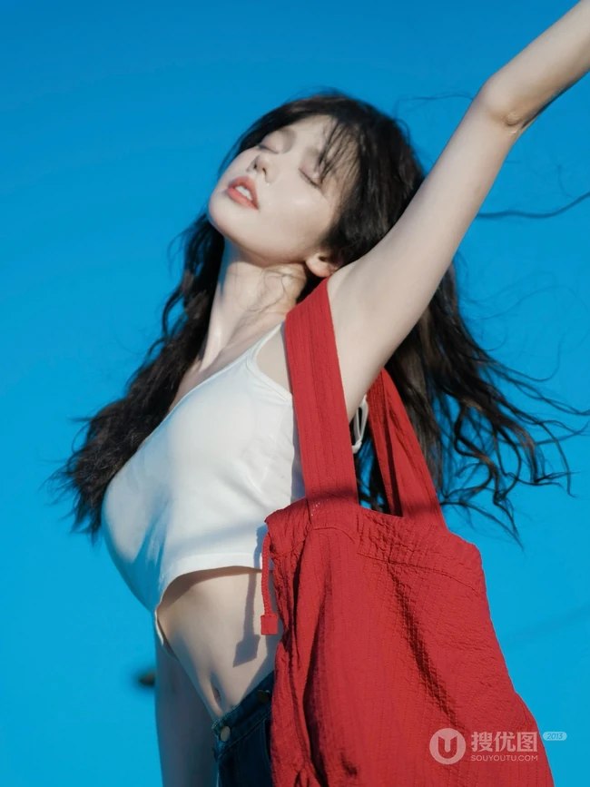 背着红色单肩包的高颜值网红女生林木婷子紧身白背心牛仔裤穿搭街拍图集