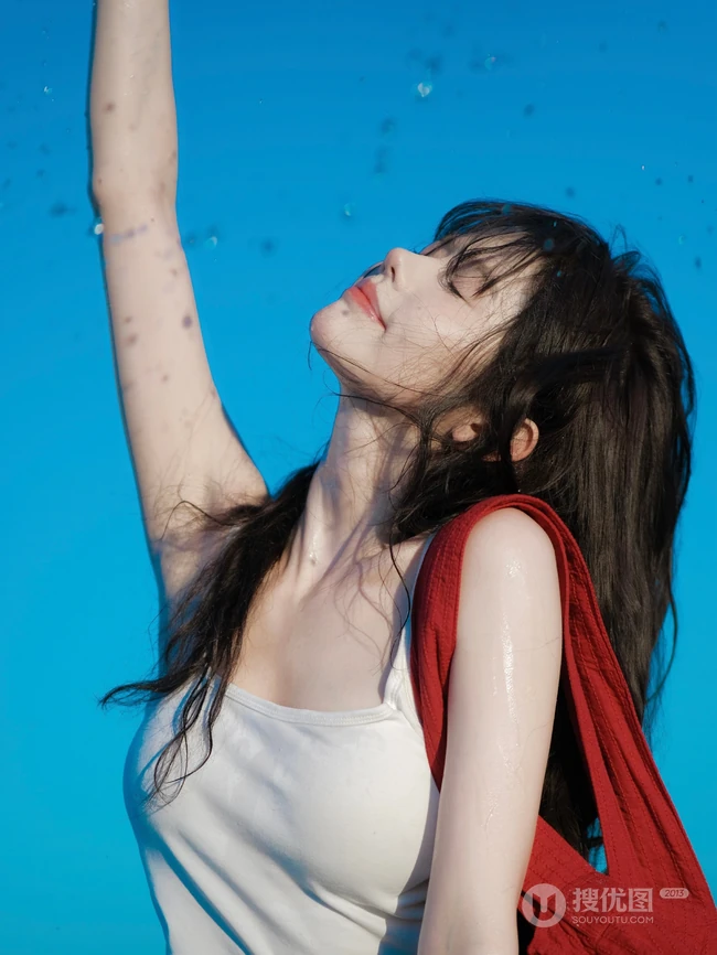 背着红色单肩包的高颜值网红女生林木婷子紧身白背心牛仔裤穿搭街拍图集