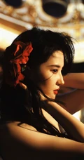 李亦非浪漫玫瑰花裙优雅清新写真图片