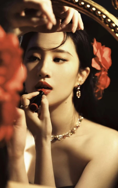 李亦非浪漫玫瑰花裙优雅清新写真图片