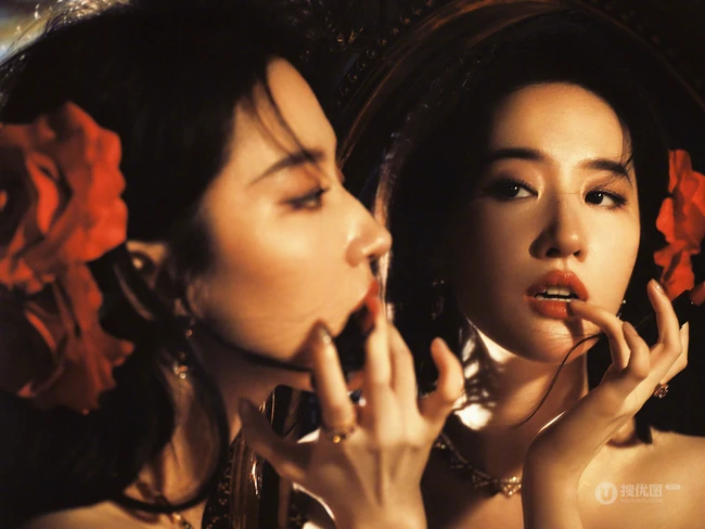 李亦非浪漫玫瑰花裙优雅清新写真图片