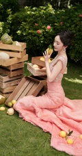 杨幂阳光户外和各类水果相伴气质粉裙穿搭写真图集
