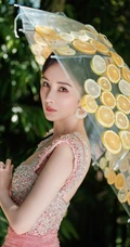 杨幂阳光户外和各类水果相伴气质粉裙穿搭写真图集