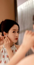 刘美含身着印有小兔子图案的无袖长裙优雅室内写真照