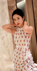 刘美含身着印有小兔子图案的无袖长裙优雅室内写真照