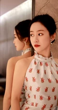 刘美含身着印有小兔子图案的无袖长裙优雅室内写真照
