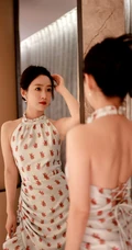 刘美含身着印有小兔子图案的无袖长裙优雅室内写真照
