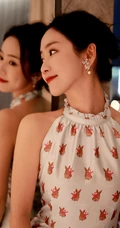 刘美含身着印有小兔子图案的无袖长裙优雅室内写真照