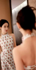刘美含身着印有小兔子图案的无袖长裙优雅室内写真照