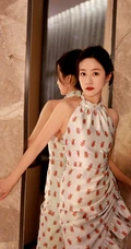 刘美含身着印有小兔子图案的无袖长裙优雅室内写真照