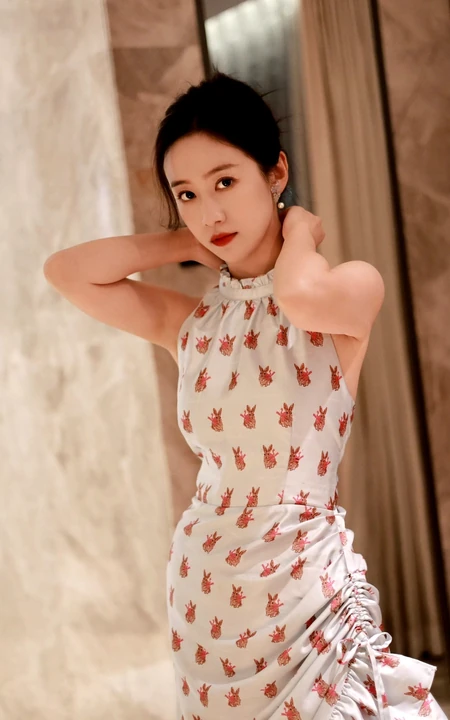 刘美含身着印有小兔子图案的无袖长裙优雅室内写真照