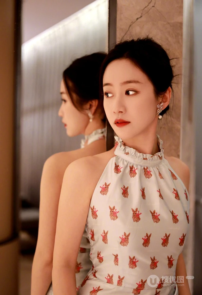 刘美含身着印有小兔子图案的无袖长裙优雅室内写真照